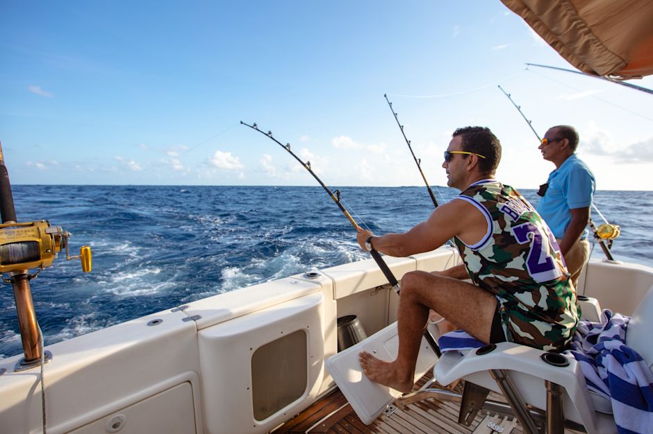 Hommes en bateau de pêche