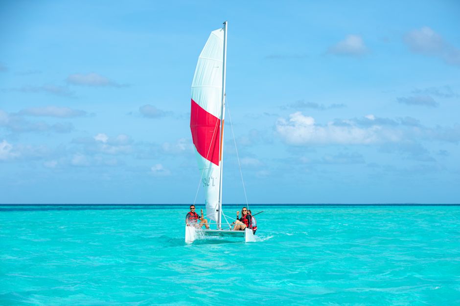 Couple en catamaran
