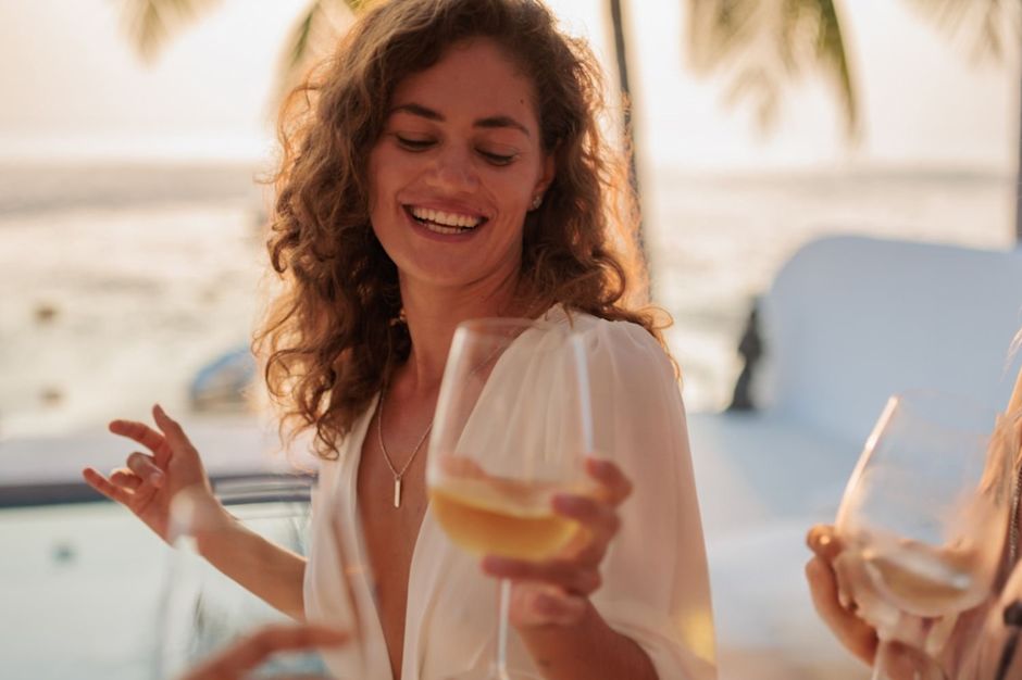 Café del Mar woman with drink-transition