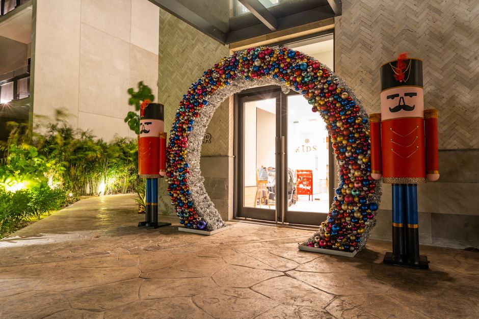 Beefeaters staan aan weerszijden van de kerstdecoratie bij de ingang van het hotel
