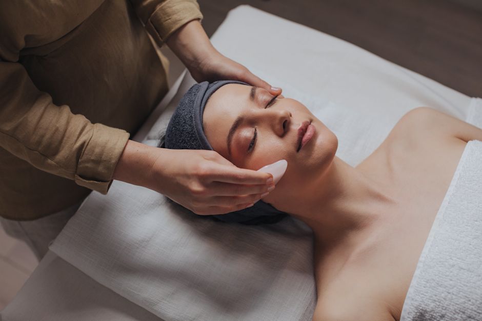 Žena podstupující masáž hlavy