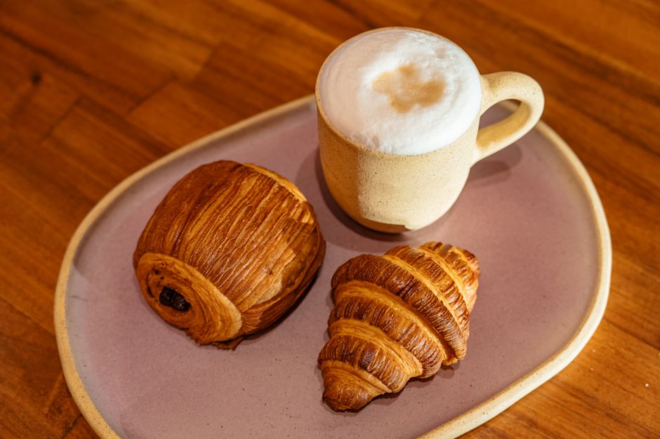 กาแฟและครัวซองต์บนจานที่ห้องอาหาร Cafetal