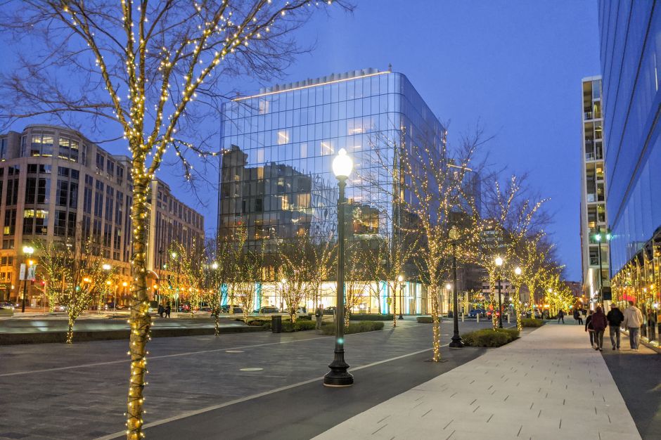 Extérieur de l'hôtel dans une rue avec des arbres décorés de lumières