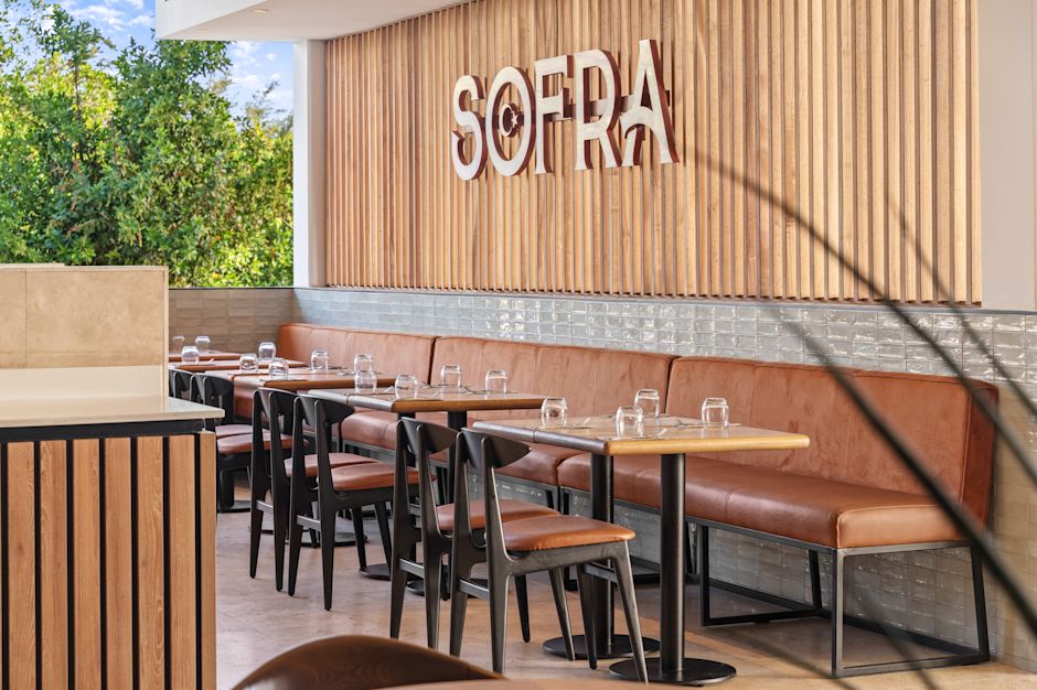 Tische im Restaurant "Sofra" – Übergang