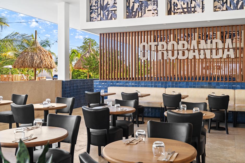 Esstische im Restaurant "Otrobanda" – Übergang