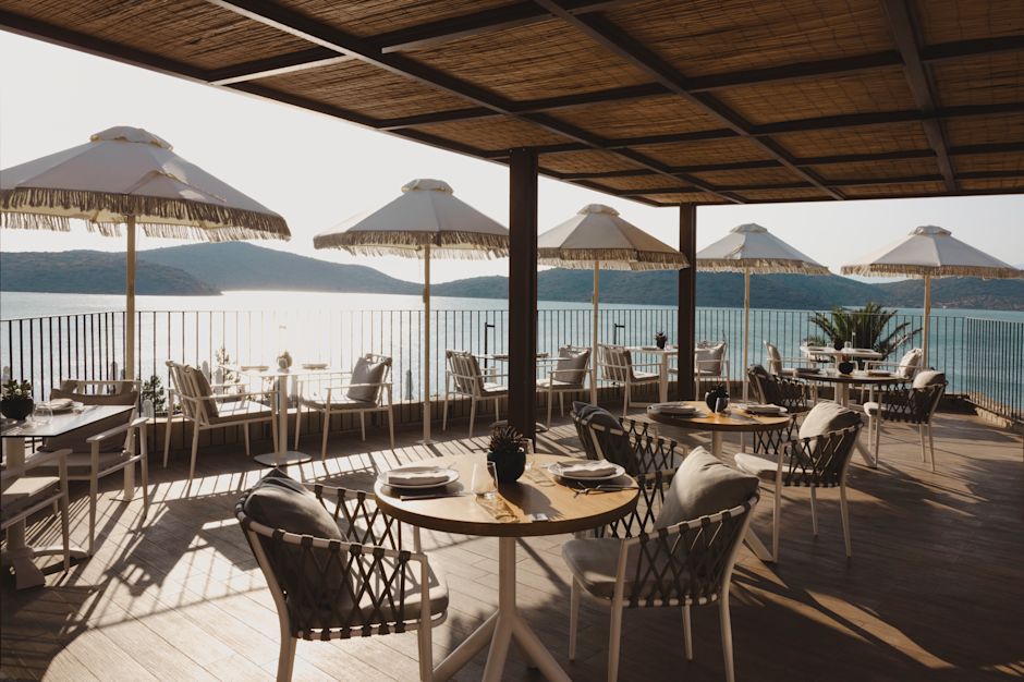 Restaurant cu spațiu pe insulă și vedere spre lac