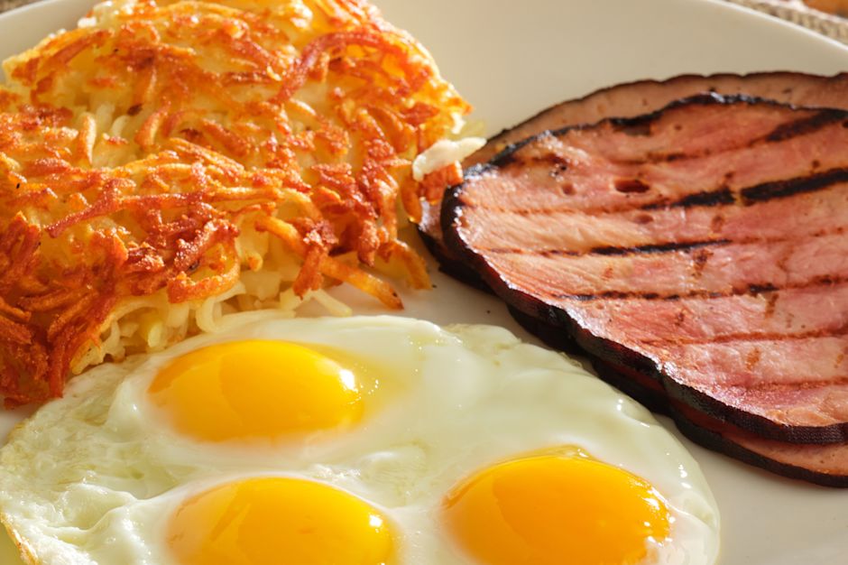 Petit déjeuner et plats sur une assiette au Kitchen at Commons Club
