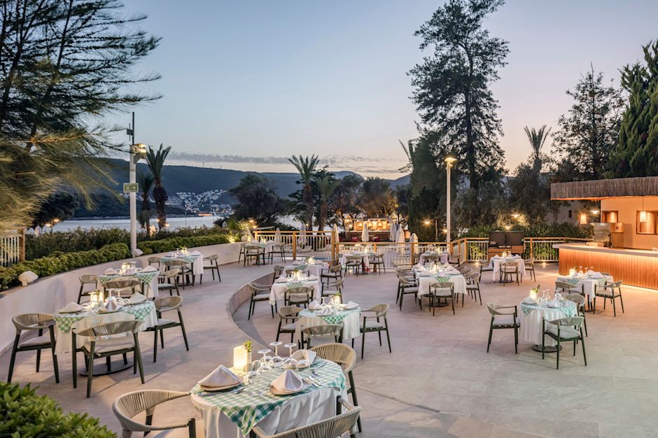 Coin repas extérieur avec tables et chaises