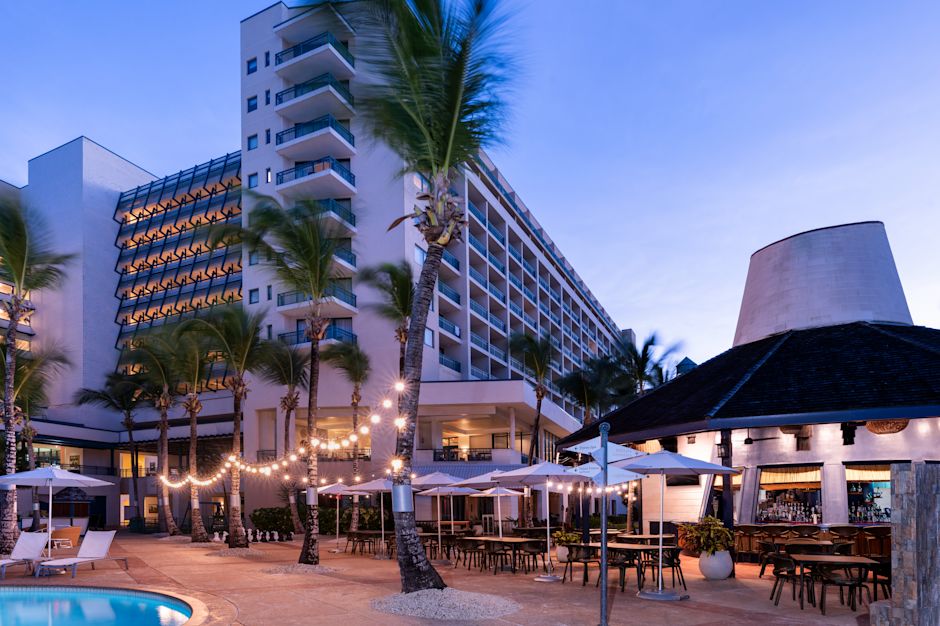 ウォーターズエッジ・ビーチバーと夕刻のホテルの外観