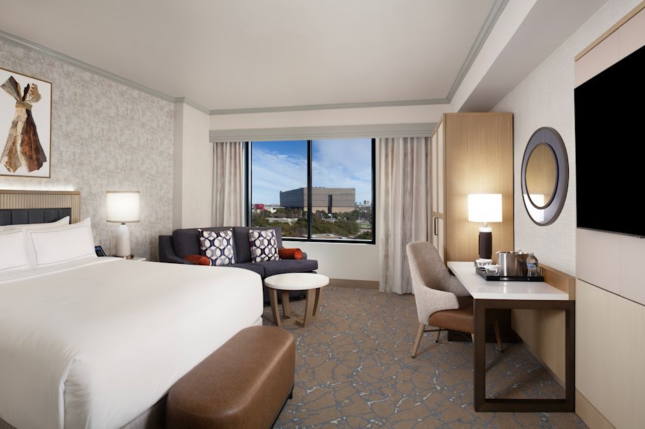 Pat mare într-o cameră de oaspeți cu canapea și zonă de birouri - Tranziție