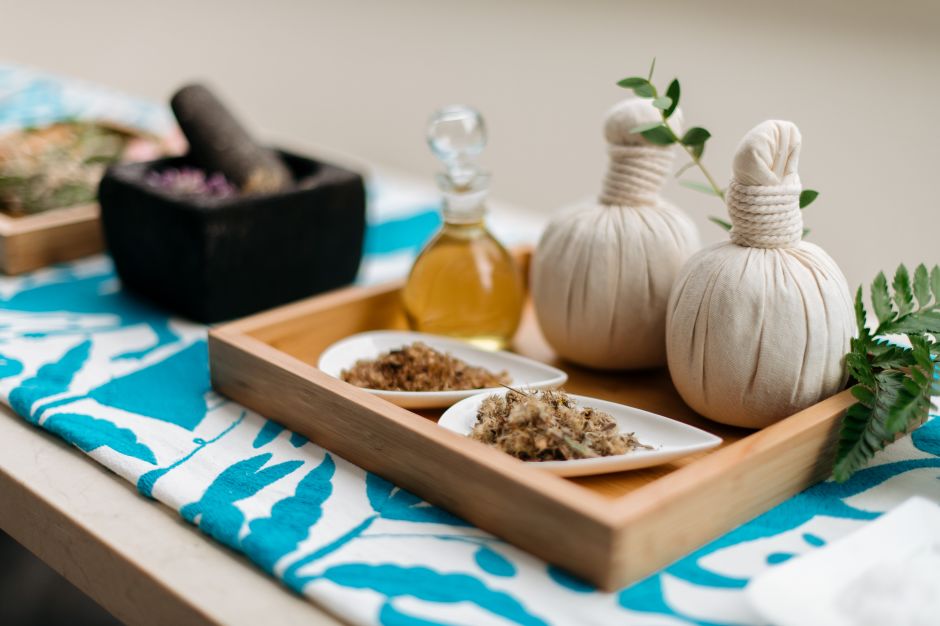 Spa-Produkte auf einem Tablett