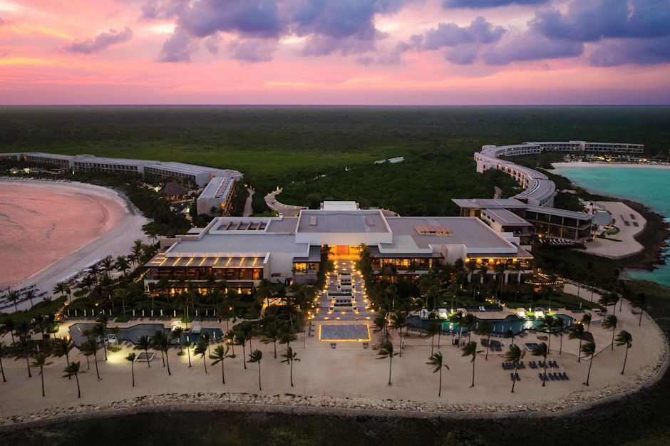 ariaal uitzicht op de buitenkant van de hiloncancun bij zonsondergang