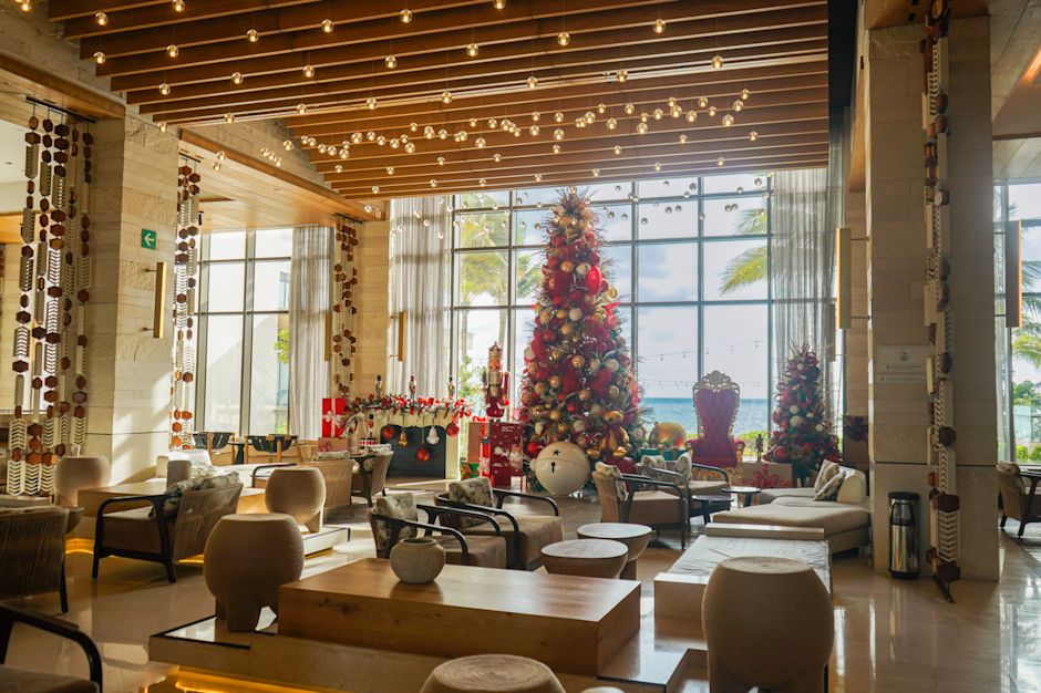 บริเวณล็อบบี้พร้อมต้นคริสต์มาสและของเล่น