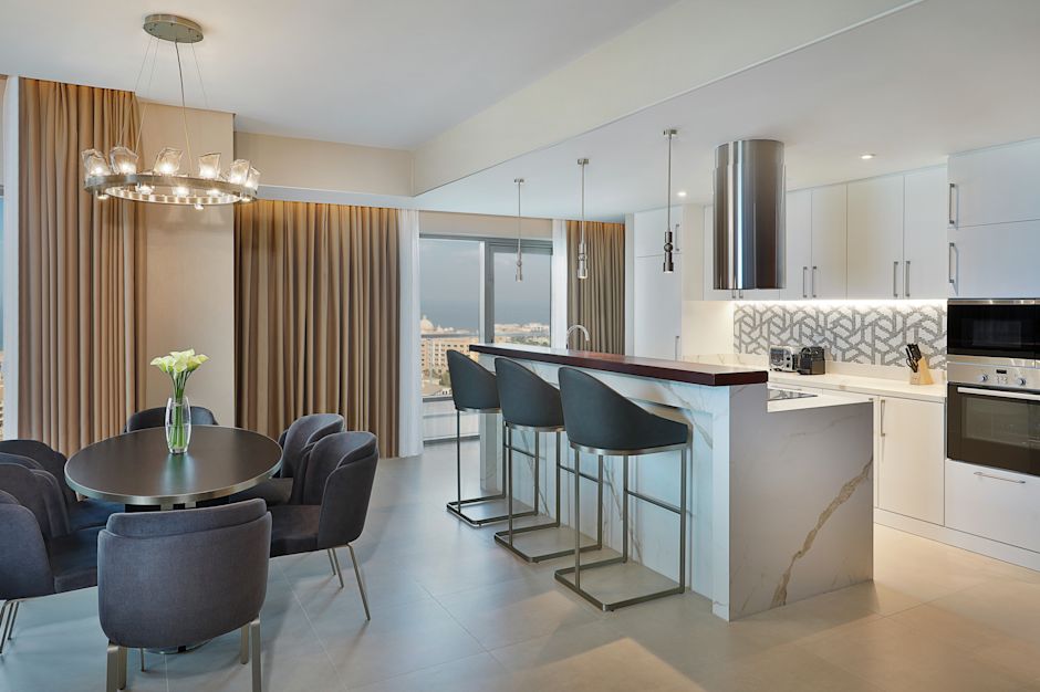 Superior Küche mit zwei Schlafzimmern und Essbereich