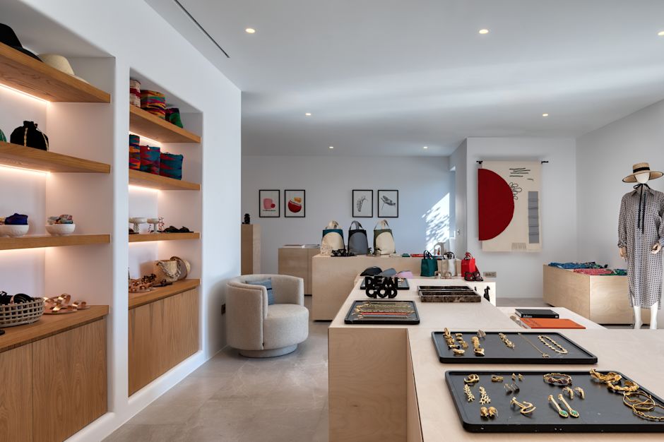 Negozio di articoli da regalo con gioielli e abbigliamento. 