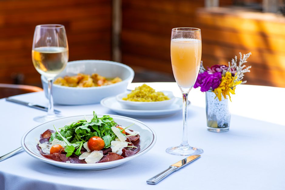 อาหารบนโต๊ะพร้อมเครื่องดื่ม