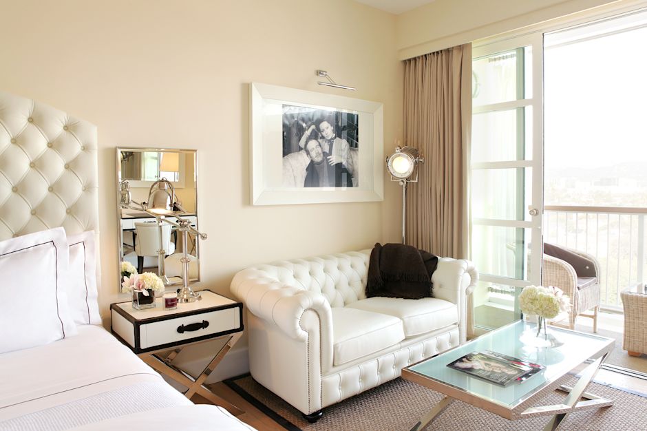 พื้นที่เลานจ์พร้อมโต๊ะและเก้าอี้