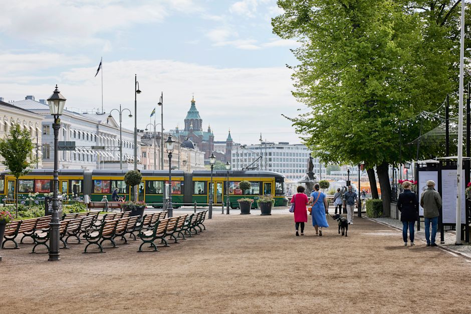Trânsito e praça em Helsinque