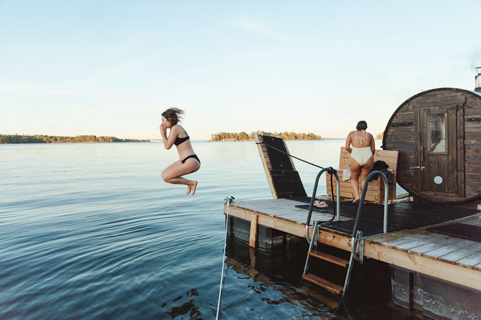 Sauna e lago com alguém pulando na água