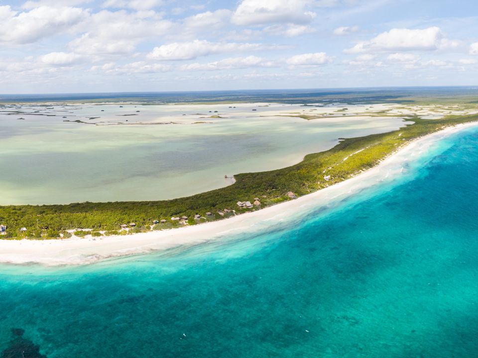 Letecký snímek pobřeží a ostrova