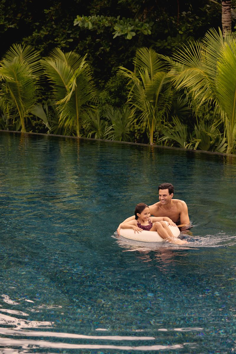 tată și fiică jucându-se în piscină