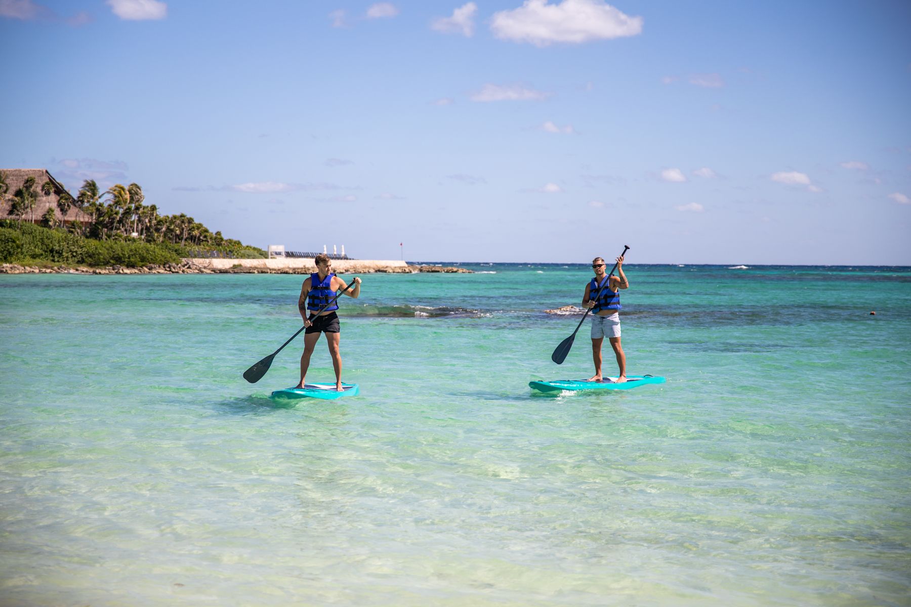 Oameni paddleboarding în ocean