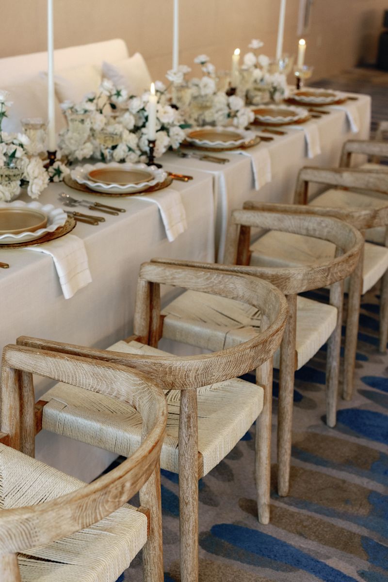 Vue de près d'une table pour le dîner, décorée de fleurs blanches et de bougies pour une célébration de mariage