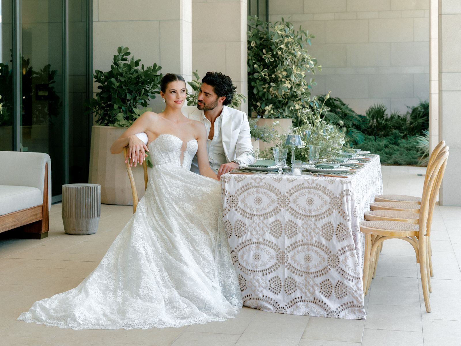 marié assis à une table sur le patio