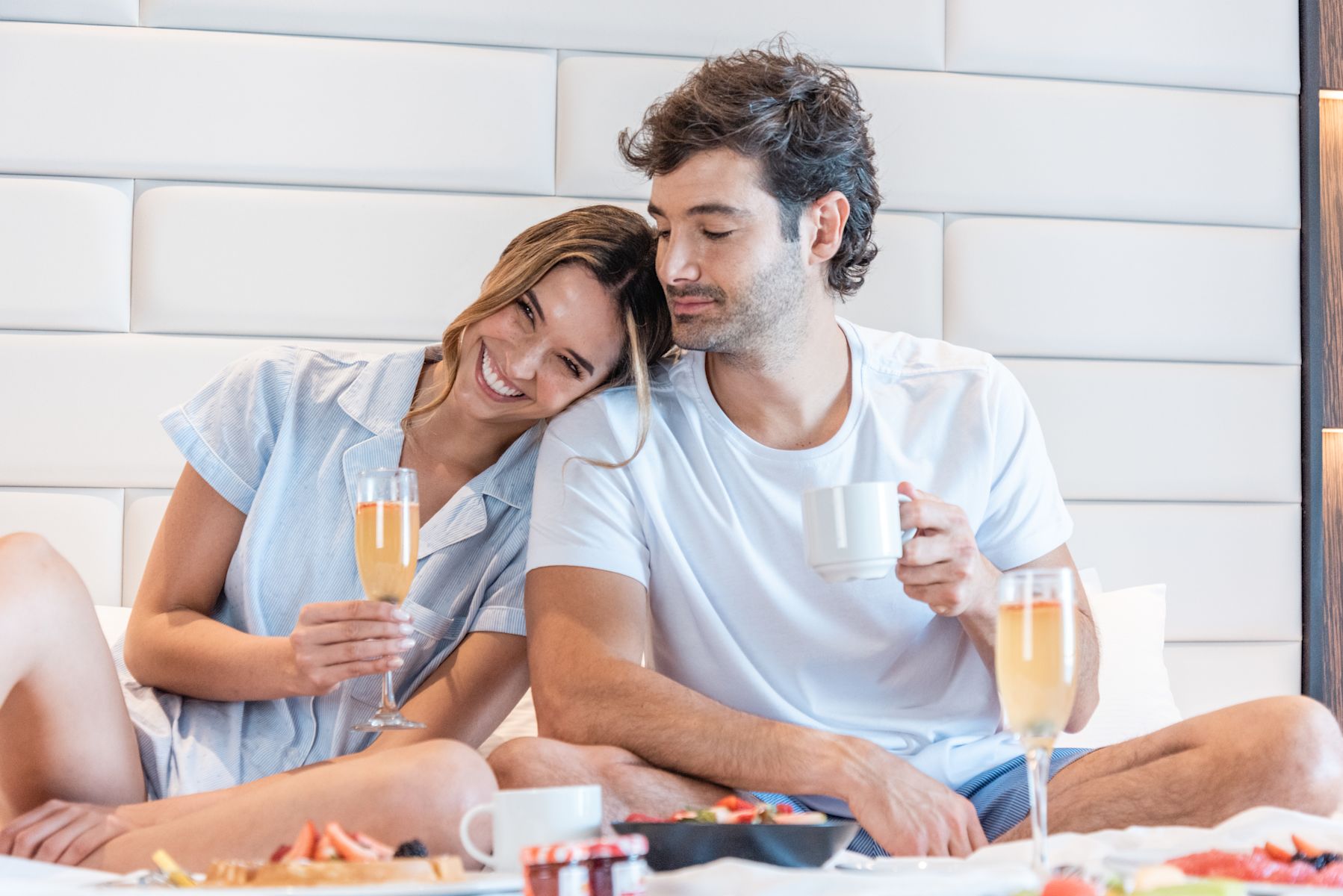 clients profitant du petit déjeuner dans la chambre