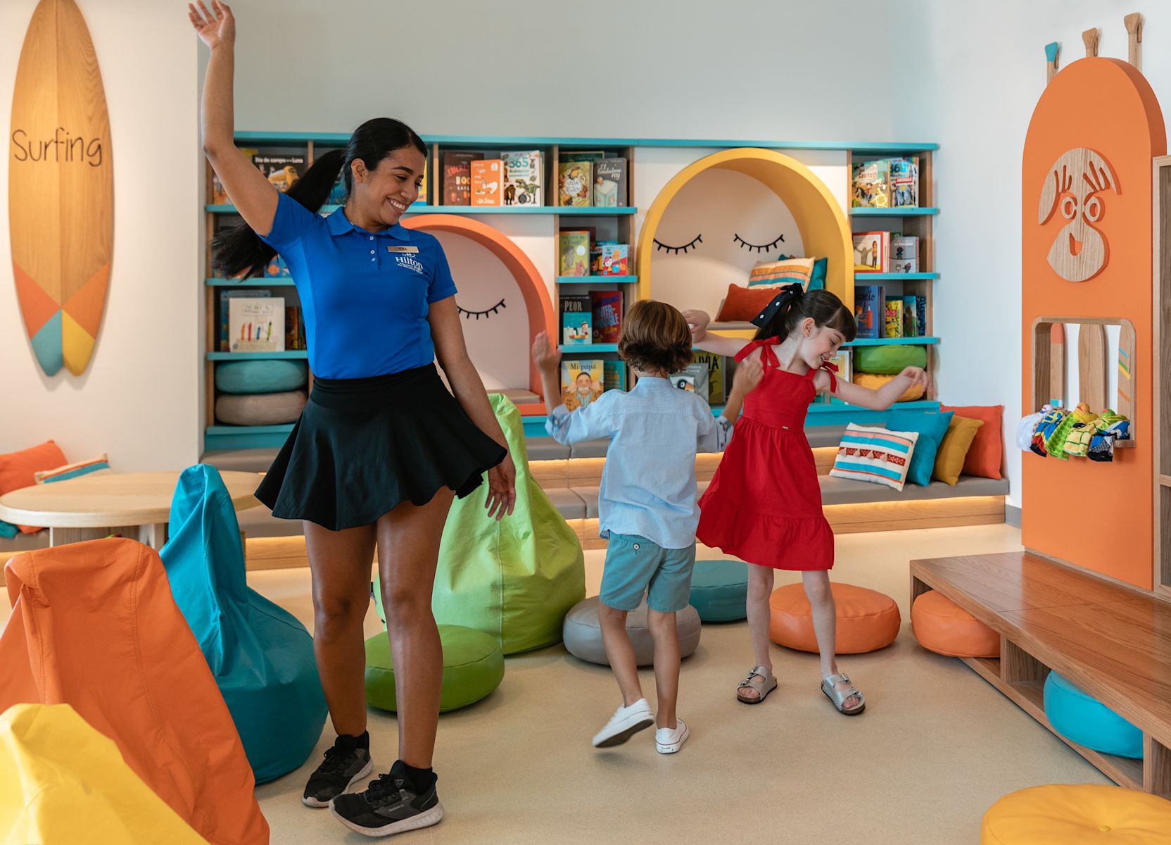 Enfants dansant dans le club pour enfants