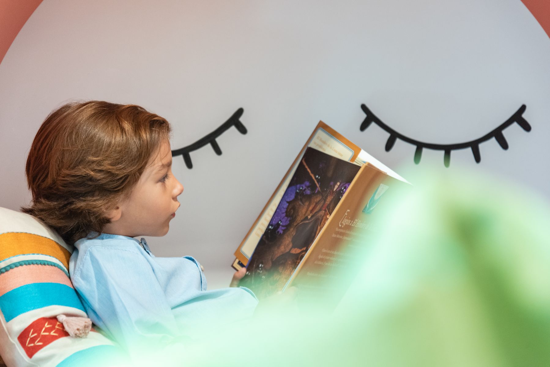 petit garçon lisant dans le club pour enfants