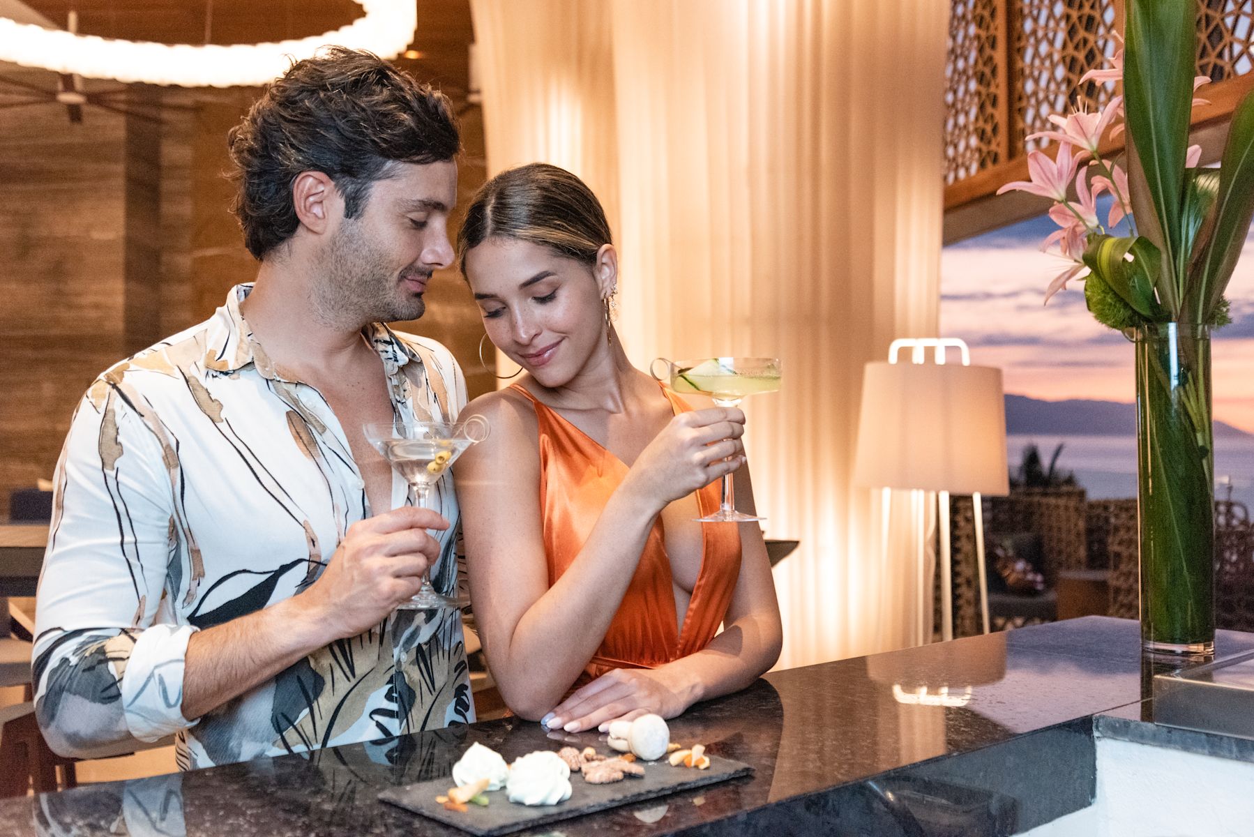 couple savourant un verre au bar du hall