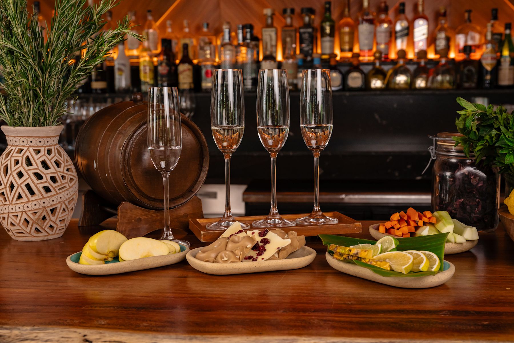Mâncare și băuturi pe o masă la bar