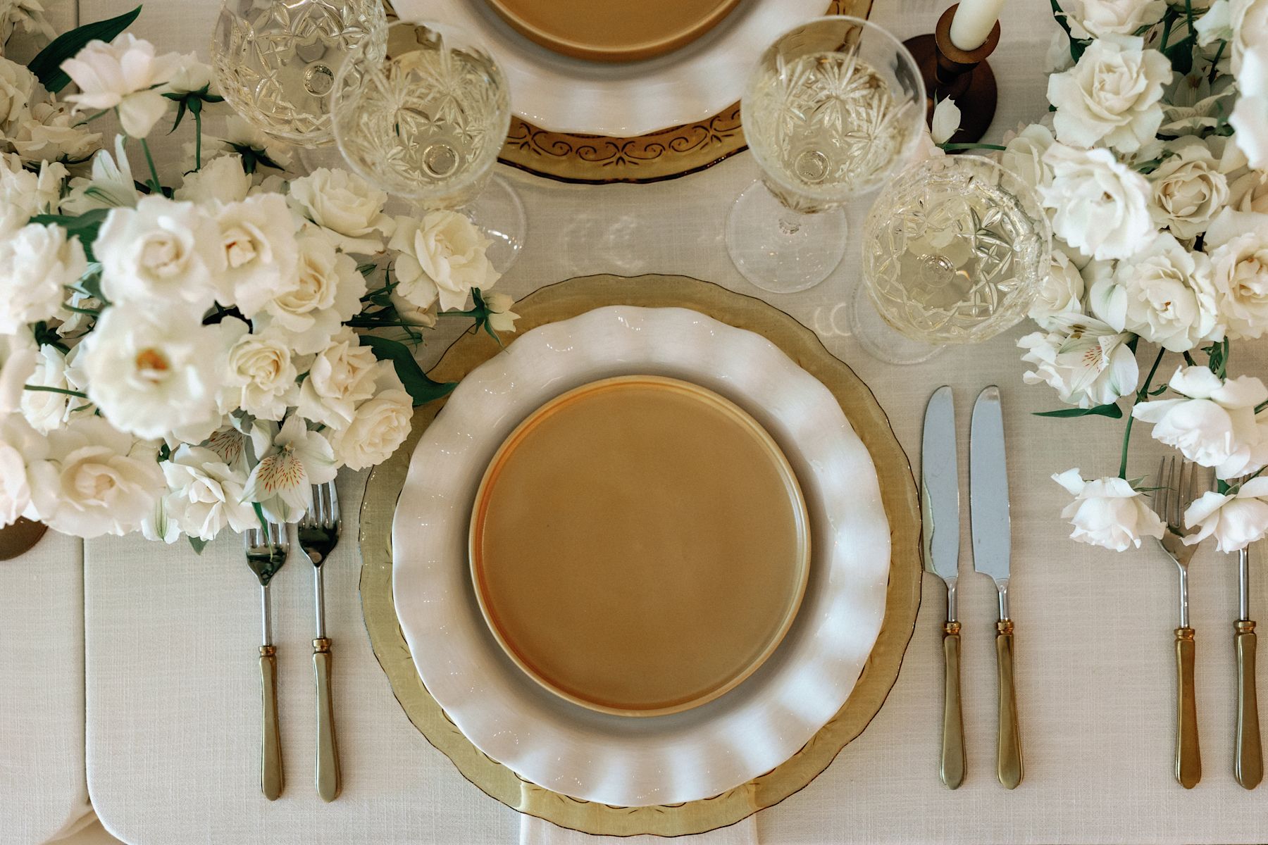 Une table pour le repas décorée de fleurs blanches pour une célébration de mariage