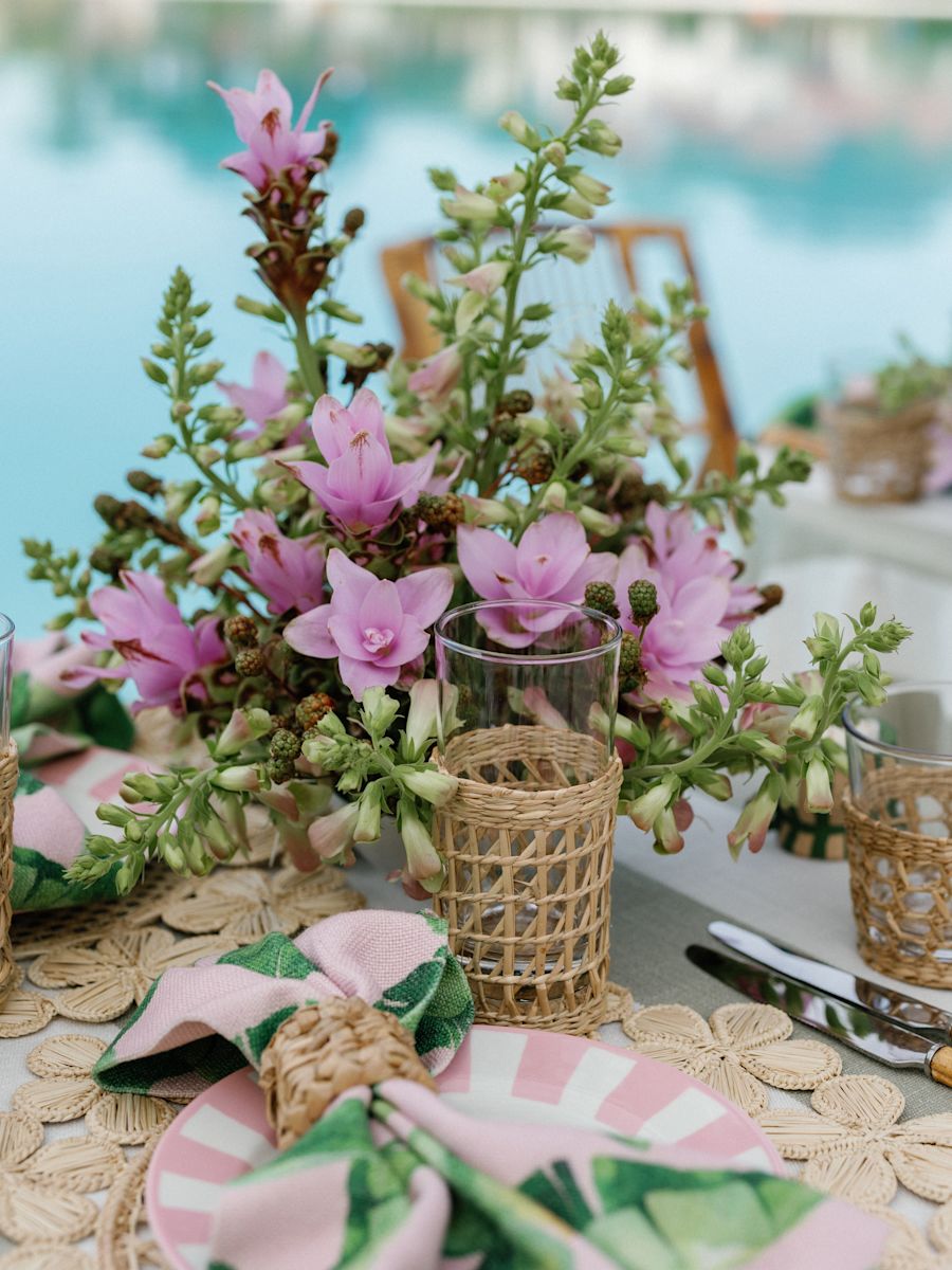 décoration de la table de mariage, fleurs roses, table aménagée