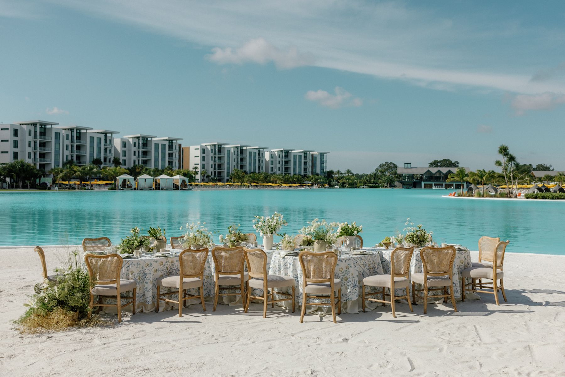 tables de réception de mariage sur la plage, vue sur l'eau et l'extérieur de l'hôtel