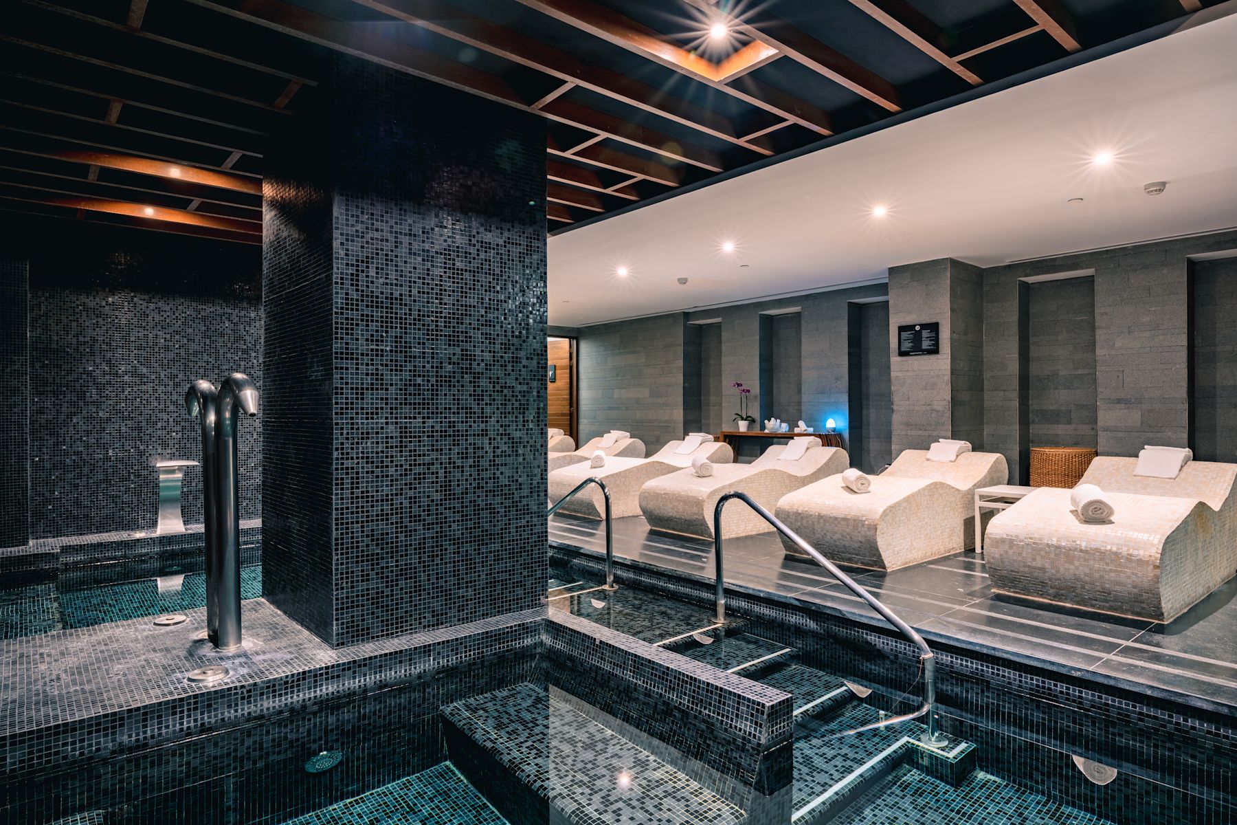 Salle d'hydrothérapie du spa eforea, bain à remous