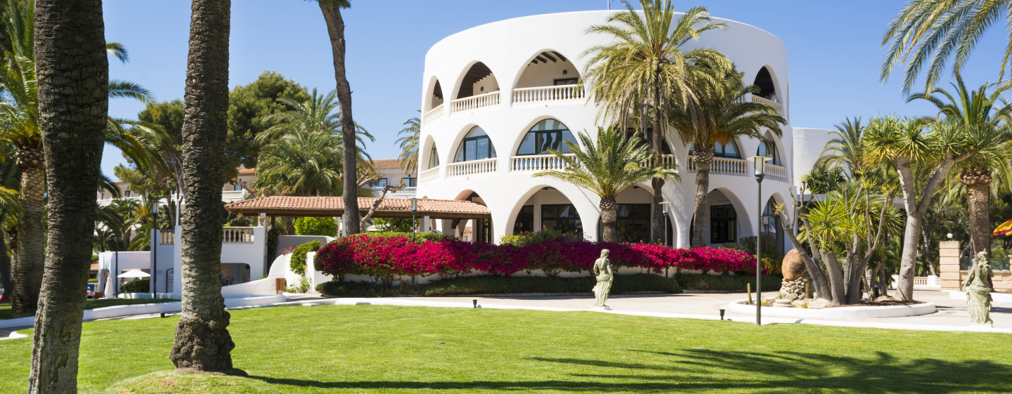 https://assets.hiltonstatic.com/hilton-asset-cache/image/upload/t_MODx%20- Mobile Masthead/t_MODx - Masthead Mobile/v1639562639/Imagery/Property%20Photography/Hilton%20International/P/PMICCHI/Main_Building___Copy.jpg