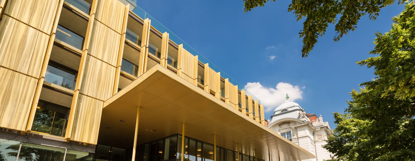 https://assets.hiltonstatic.com/hilton-asset-cache/image/upload/t_MODx%20- Mobile Masthead/t_MODx - Masthead Mobile/v1675731781/Imagery/Property%20Photography/DoubleTree%20-%20International/V/VIESCDI/ParkRoyalPalace_20160622_02_bearbeitet.jpg