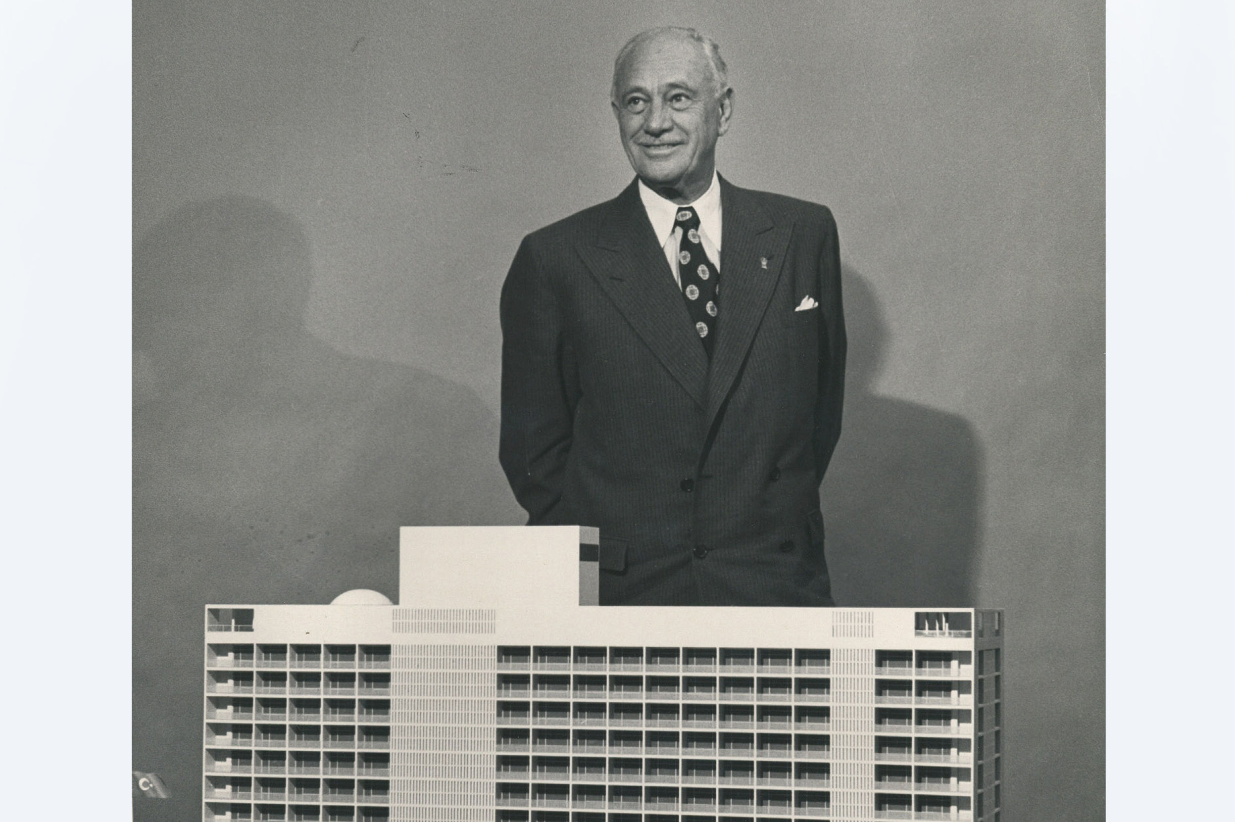 Otelin ölçekli modeli ile Conrad Hilton