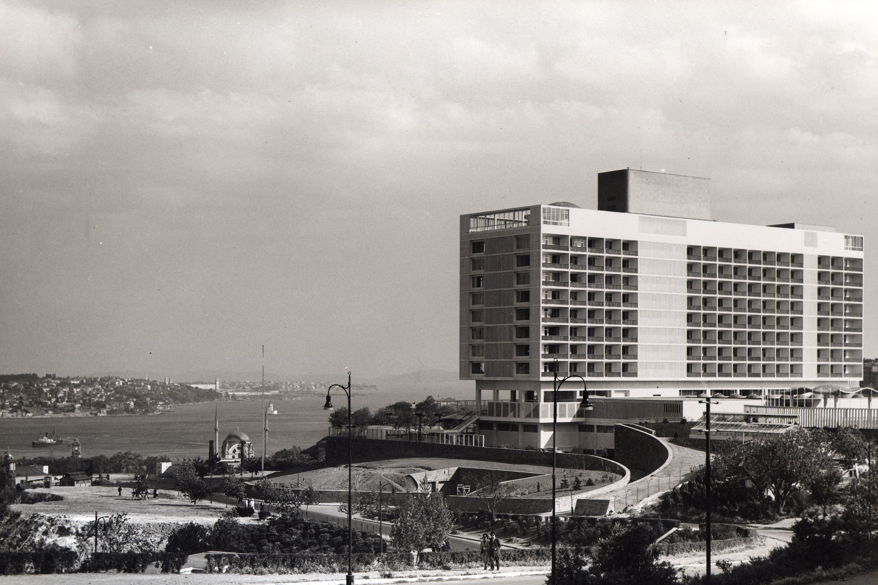 siyah beyaz otel dış görünümü