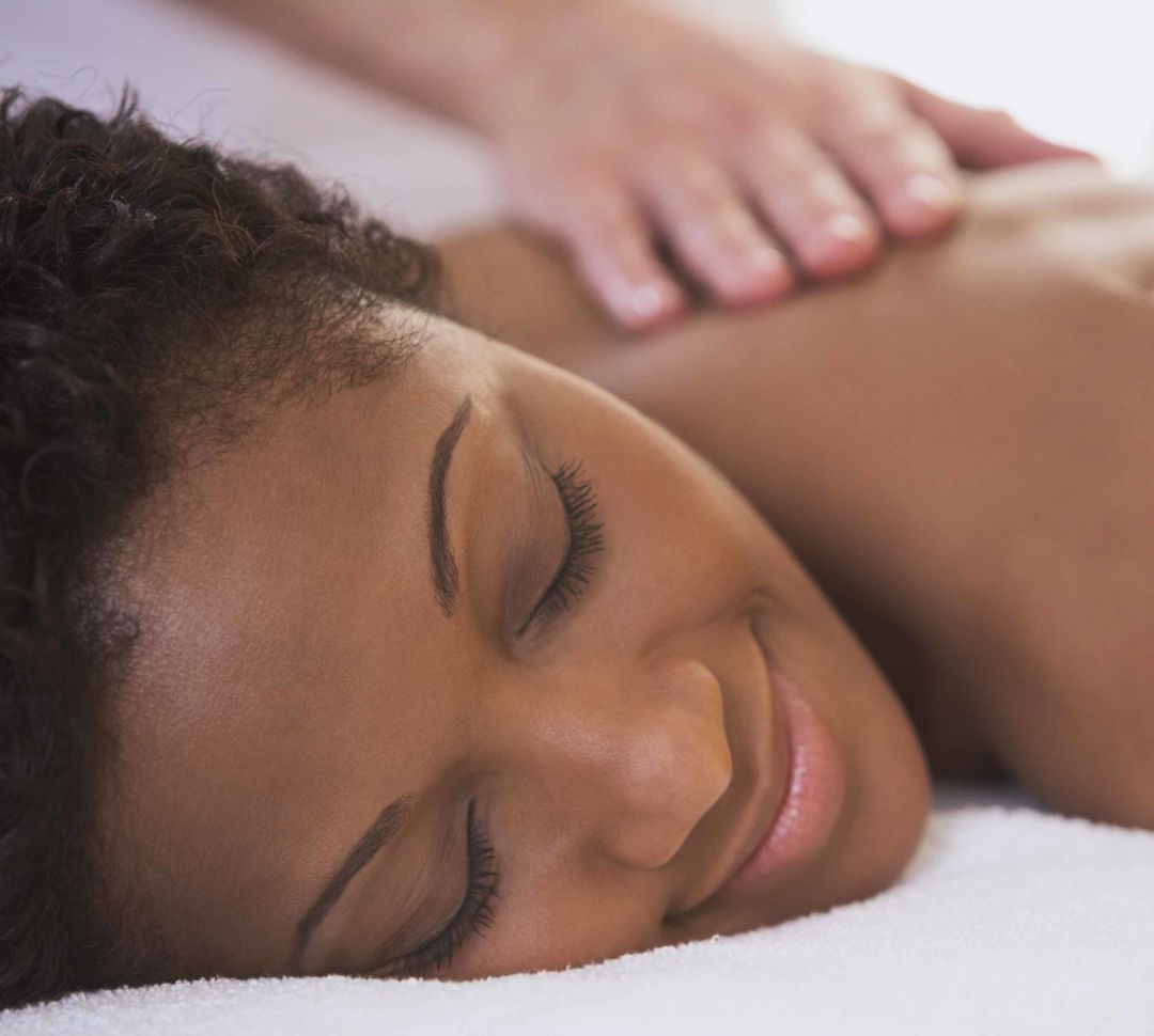 Mujer recibiendo masajes