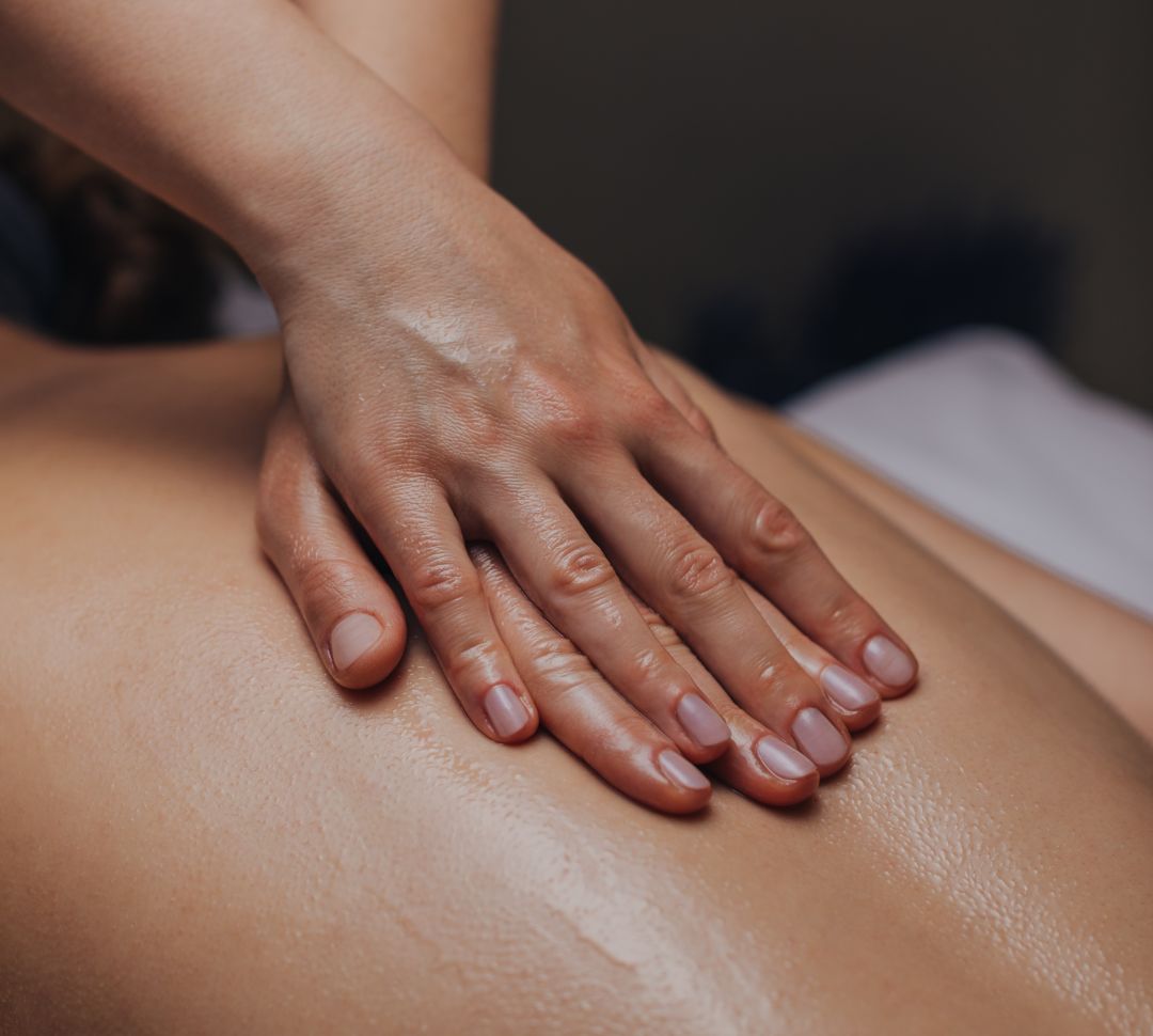 Persona recibiendo masajes en la espalda