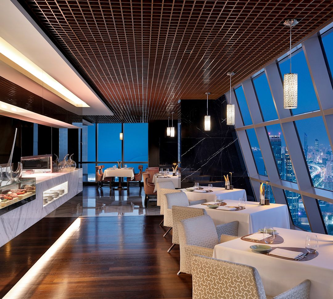 대형 창문과 좌석을 갖춘 레이스 그릴