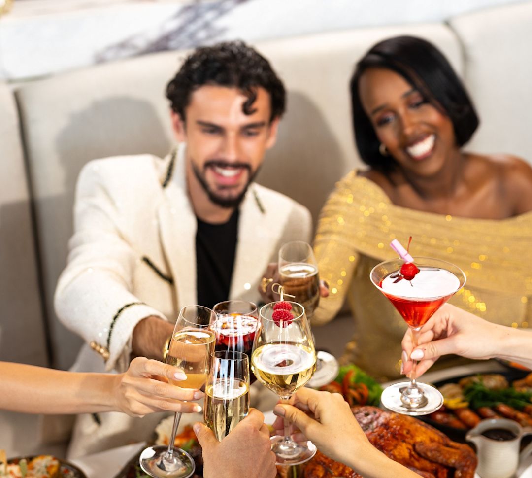 칵테일을 마시며 터키를 응원하는 사람들