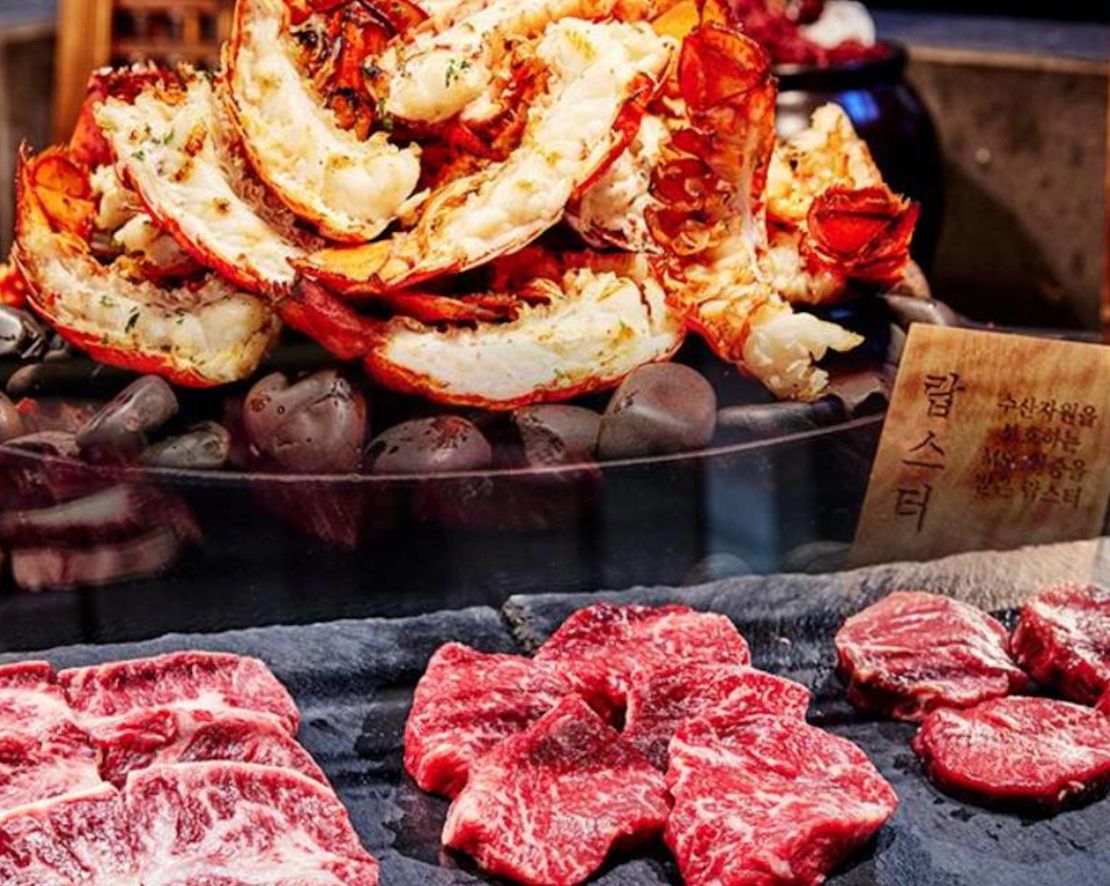 Buffet spécial Chuseok, steaks et homards sur le grill à -transition