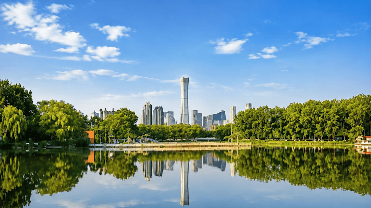 Vista panorámica del distrito comercial central de Pekín frente al lago en Beijin