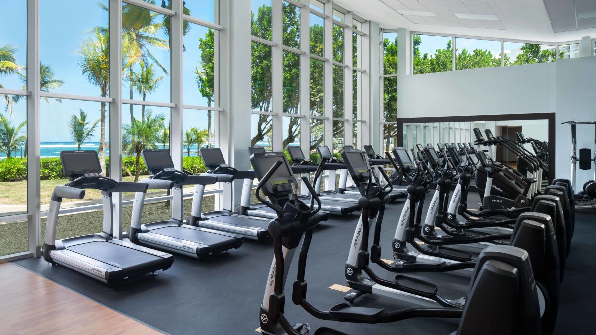 Zonă de fitness cu utilaje de alergare