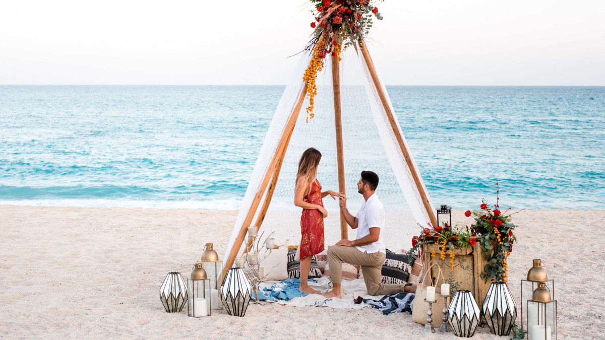 Couple proposal on beach