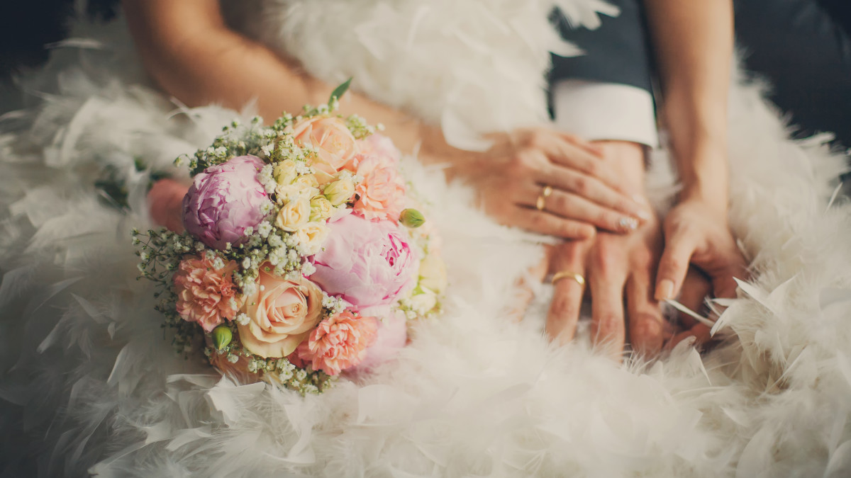 Wedding image of Bride holding boquet